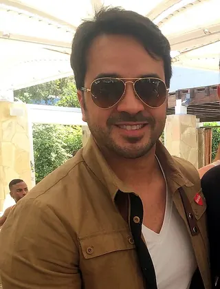 Luis Fonsi, photo by Nicolas Lacoste. Daniela Girón. Luis Fonsi. 💍💋👩‍❤️‍💋‍👨🥰